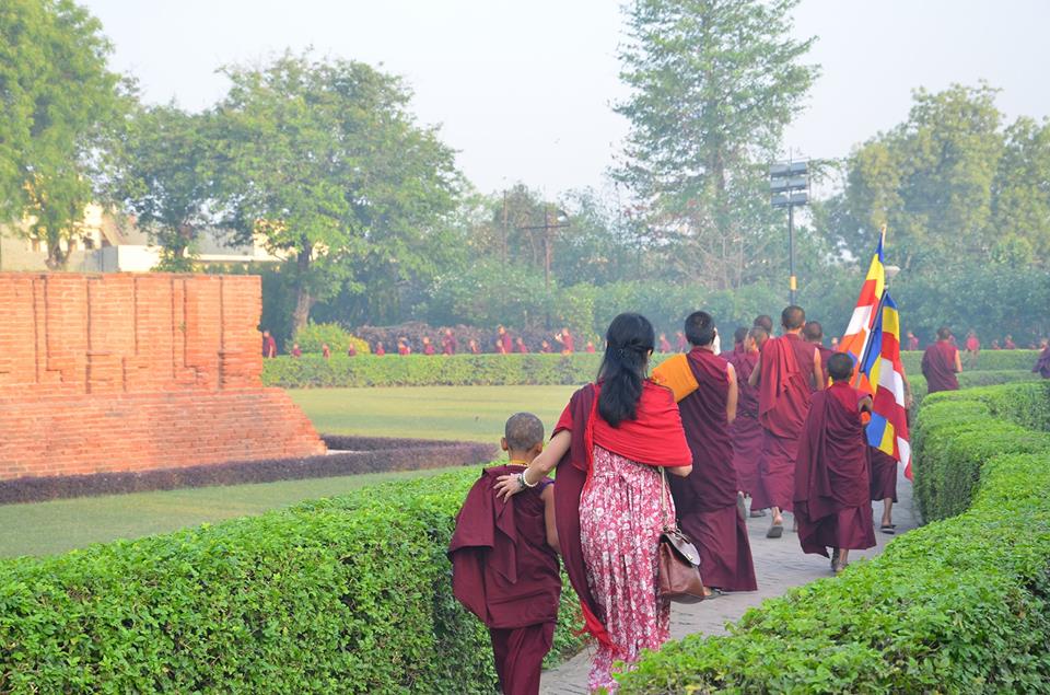 सारनाथ के उद्यानों में टहलते हुए।